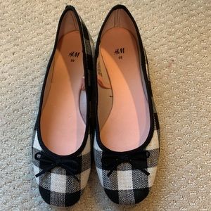 NWOT Gingham black and white H&M flats 8